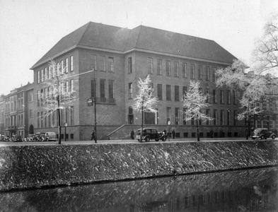 805492 Gezicht op de het hoofdkantoor van de Provinciale Utrechtse Electriciteits Maatschappij (P.U.E.M., ...